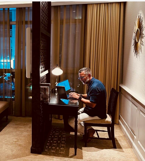Ferie, fokus og fremtidens arbeidsliv med dobbel skjerm fra Office Traveler i kofferten